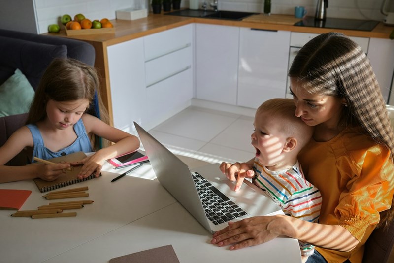 A mom closes her bank account she shares with her ex-husband, the father of her two daughters, after withdrawing $ 1,500 for herself.