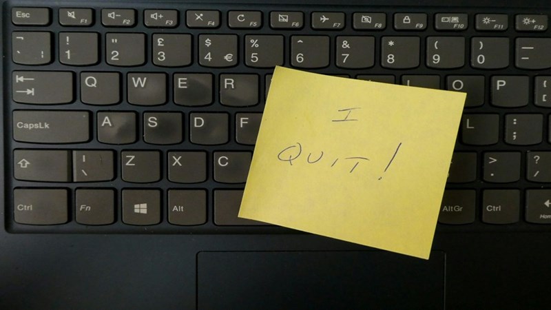 A keyboard with a Post-it note that read “I quit!”