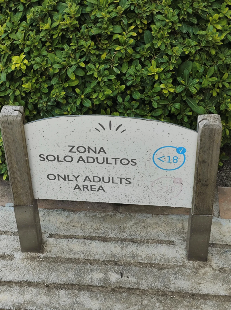 ZONA SOLO ADULTOS CONLY ADULTS AREA <18