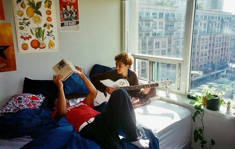 Roommates sharing an apartment. Scene is illustrative and does not depict actual individuals or events.