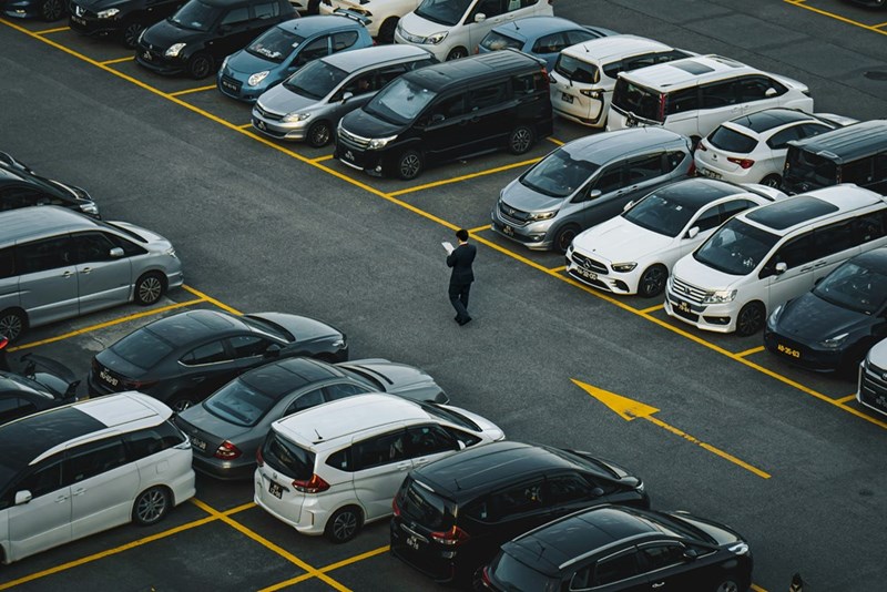 A parking lot filled with cars