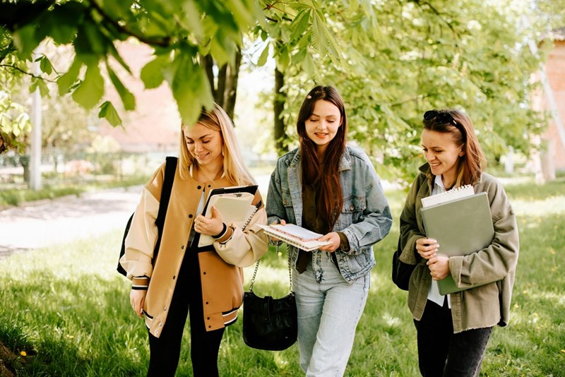 College students walk to class together.