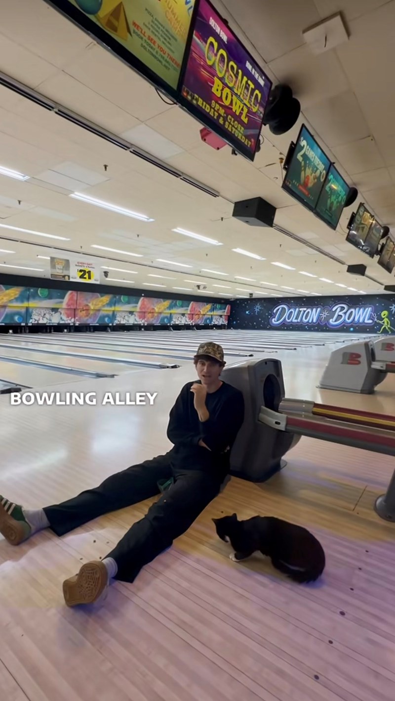 UM WE'LL BOOK T DOLTON PIZZA, SIN 8 TOTHER BOLTON BOW COSMIC LAVERIDAY & SATURDAY 8PM-CLOSE BOWL GAMES THERAL 21 DOLTON BOWL B BOWLING ALLEY