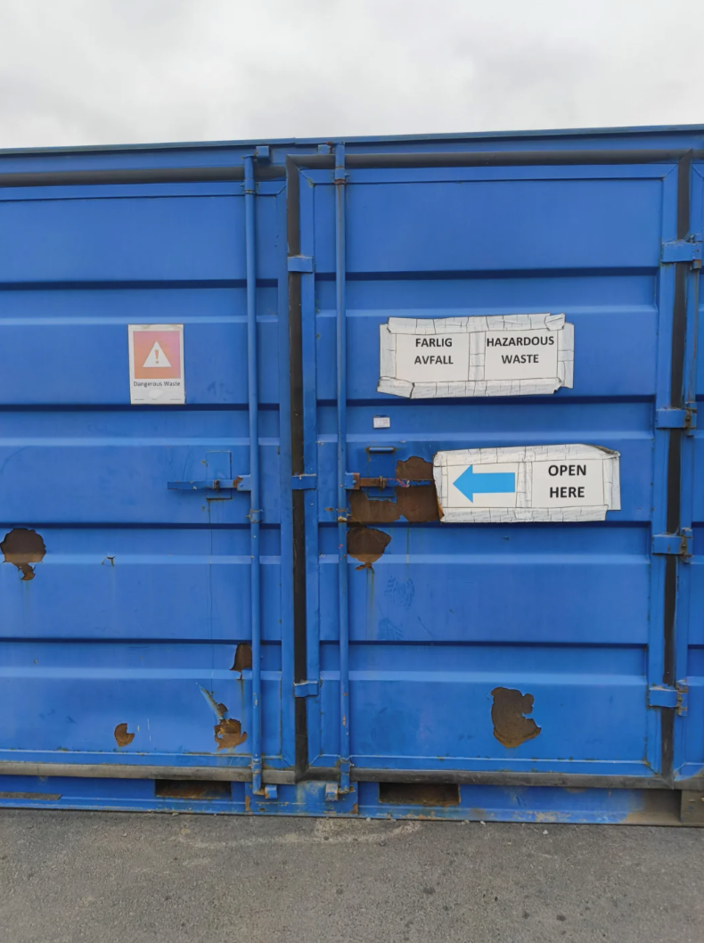 A FARLIG HAZARDOUS AVFALL WASTE Dangerous Waste OPEN HERE