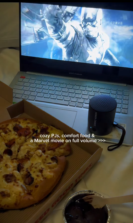 ASUS Vivobook STEVE HONOR CHOICE cozy PJs, comfort food & a Marvel movie on full volume >>>