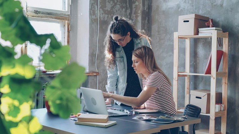 Employee and assistant discussing work.