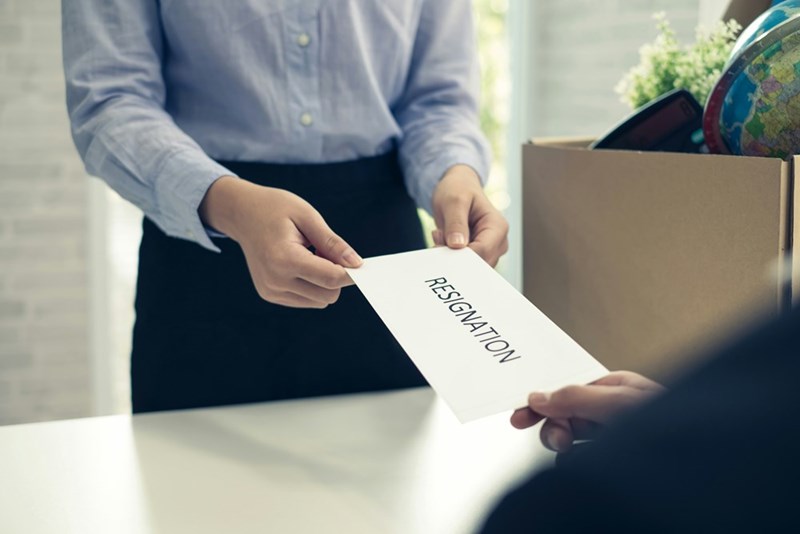 Handing boss resignation letter