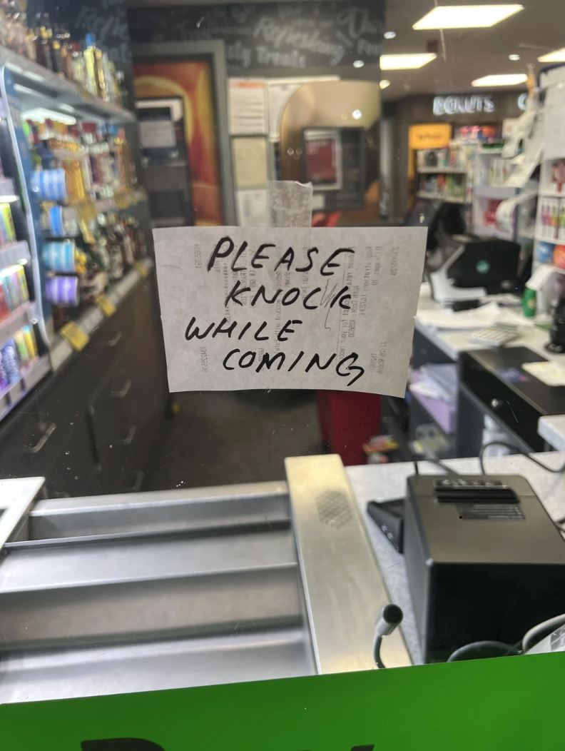 Repiesk y Treats Fe ECLUTS PLEASE KNOCK WHILE COMING