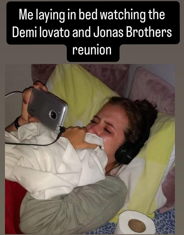 Me laying in bed watching the Demi lovato and Jonas Brothers reunion