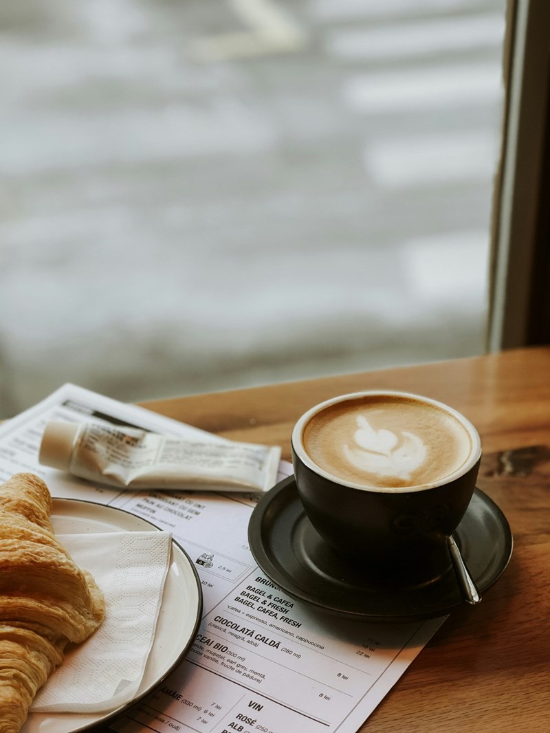 3 CHOCOLAT BRUNG 2,5 lei BAGEL & CAFEA 15 lel BAGEL & FRESH 18 le 10 lei BAGEL, CAFEA, FRESH 22 lei cafea espresso, americano, cappuccino CIOCOLATĂ CALDĂ (280 ml) 8 lei (clasică, neagra, alba) CEAI BIO(300 ml) 8 lei erde, musetel, earl grey, mentă, boos vanilie, fructe de padure) VIN ROSÉ (250 7 lei ALB AMAIE (330 ml) 6 lei 910 ne/sola/oud) 7 lei