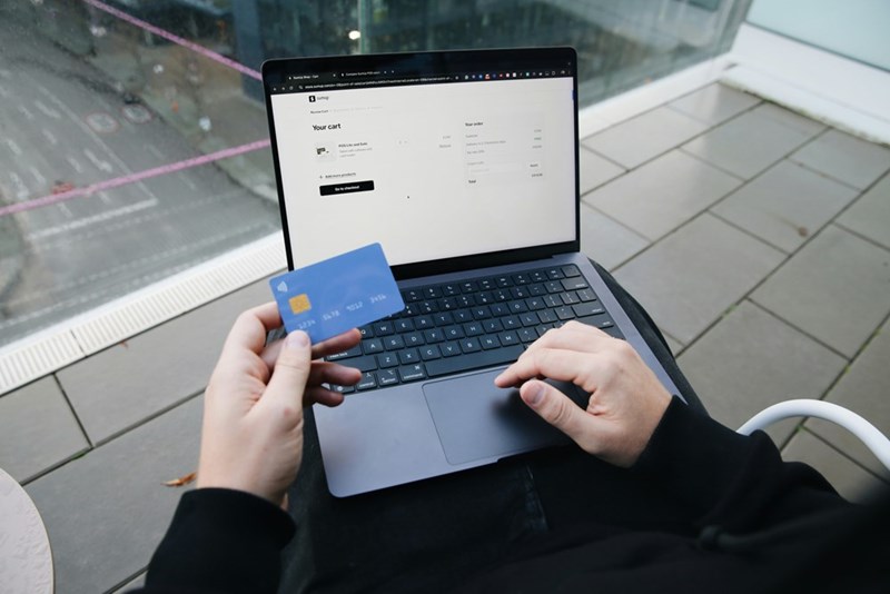 The ticket buyer handles the refund after purchasing everyone's tickets with his card.
