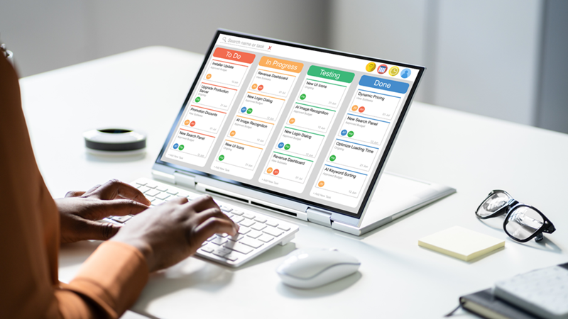 Person using a tablet to organize a schedule. 