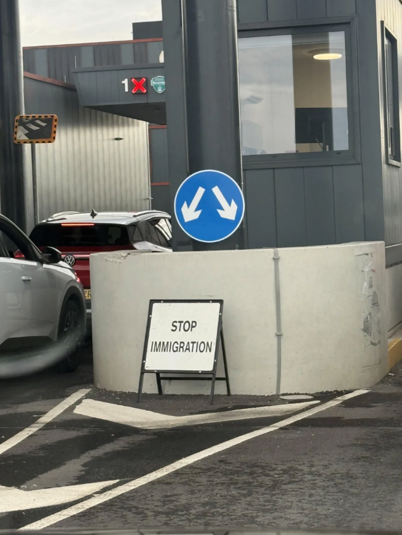 ZR 1X vers STOP IMMIGRATION