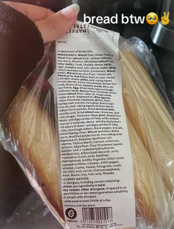 +1910 bread btw in assortment of bread rolls. NGREDIENTS: Wheat flour, Water, Fortified wheat flour (wheat flour, calcium carbonate, ron, niacin, thiamin), Wholemeal wheat flour, utter (milk), Yeast, Cheddar cheese (milk), ugar, Pumpkin seed, Salt, Cheese (milk) (Milk, Colours (Annatto nerbixin, Carotenes)), Wheat luten, Wheat bran, Rice flour, lodized salt, Wheat grits, Oat flakes, Red Leicester cheese (Leicester cheese (milk), Anti-caking Agent (Potato starch), Colour (Carotenes)), Brown Flax