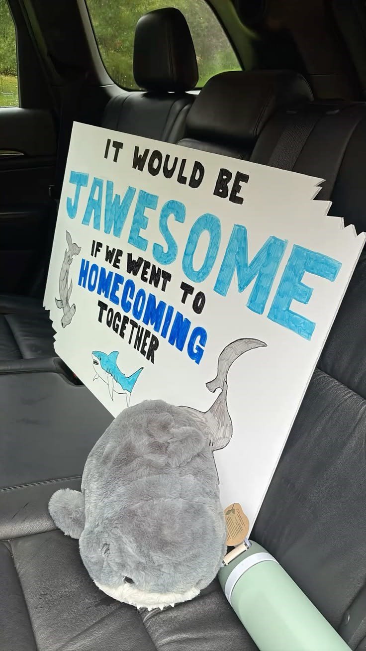 IT WOULD BE AWESOME IF WE WENT TO HOMECOMING TOGETHER