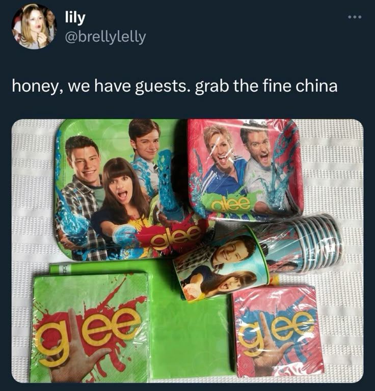 lily @brellylelly honey, we have guests. grab the fine china gree gled alee Glee