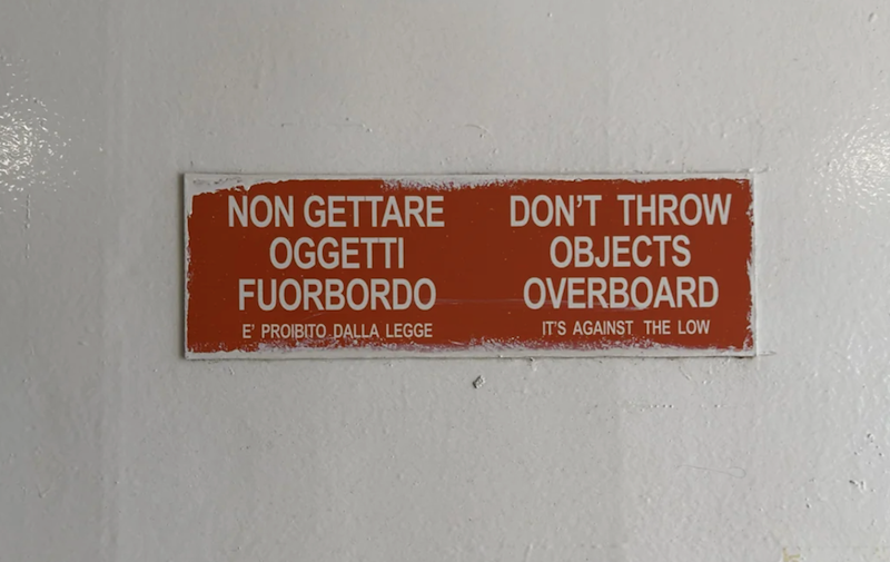NON GETTARE OGGETTI FUORBORDO E' PROIBITO DALLA LEGGE DON'T THROW OBJECTS OVERBOARD IT'S AGAINST THE LOW