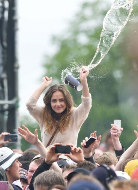 photobomb,concert,perfectly timed,funny