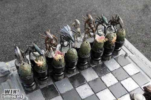 WIN!: Alien Chess Set WIN