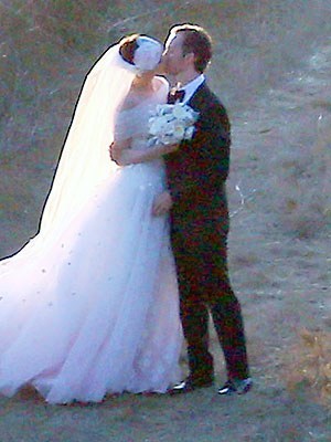 Pretty Anne Hathaway Got Pretty Married!