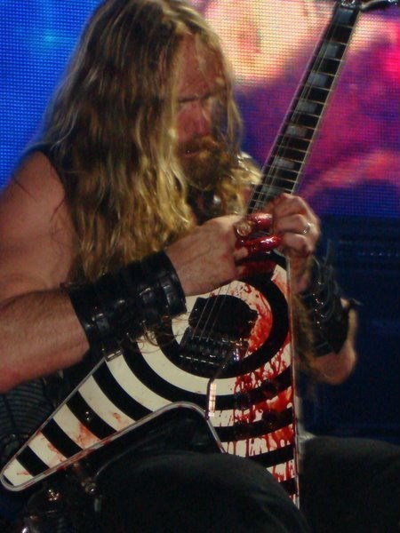 Zakk Wylde Shows How the Guitar is Supposed to Be Played