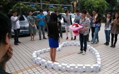 This Man Bought 99 iPhone 6s, Arranged Them Into the Shape of a Heart, Then Proposed to His Girlfriend. She Said No.