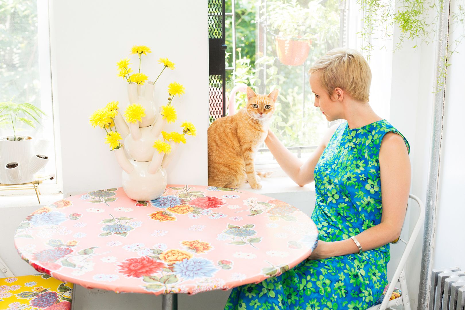 this-photo-series-of-girls-with-their-cats-proves-that-being-a-cat