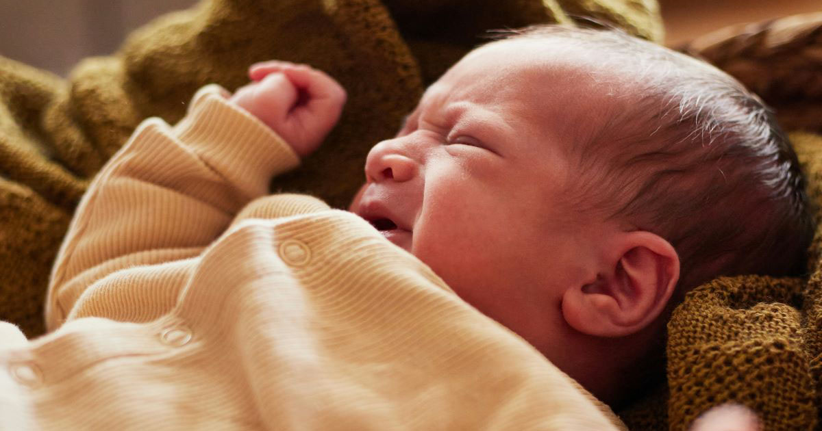 Mom makes 16yearold daughter sleep in the same room as colic baby