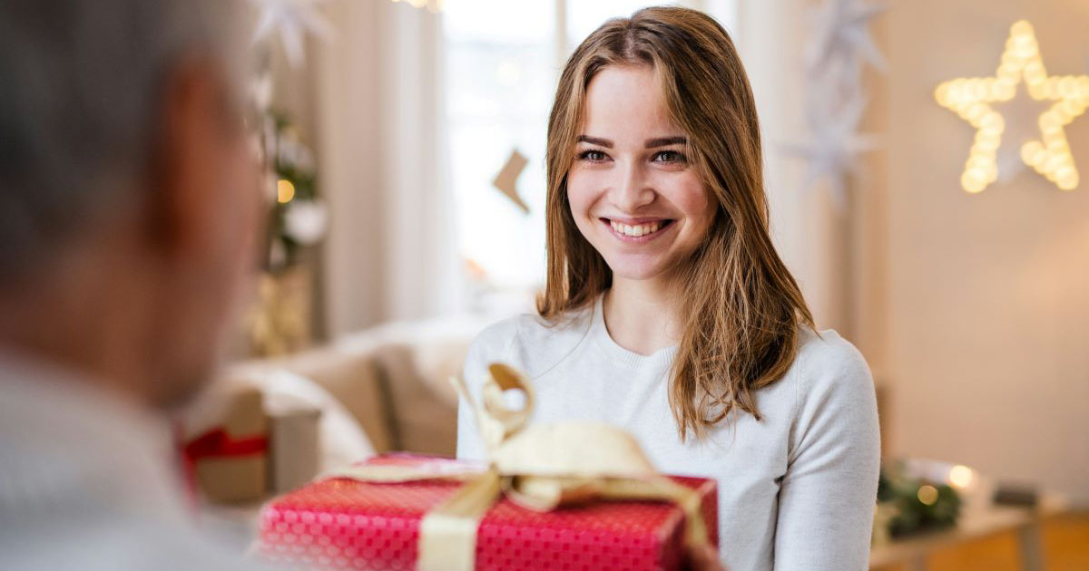 All the siblings got checks for $350, so I don't think a card was too much of an expectation': Girlfriend of 3 years buys Christmas gifts for all of her boyfriend's family All the siblings got checks for $350, so I don't think a card was too much of an expectation': Girlfriend of 3 years buys Christmas gifts for all of her boyfriend's family