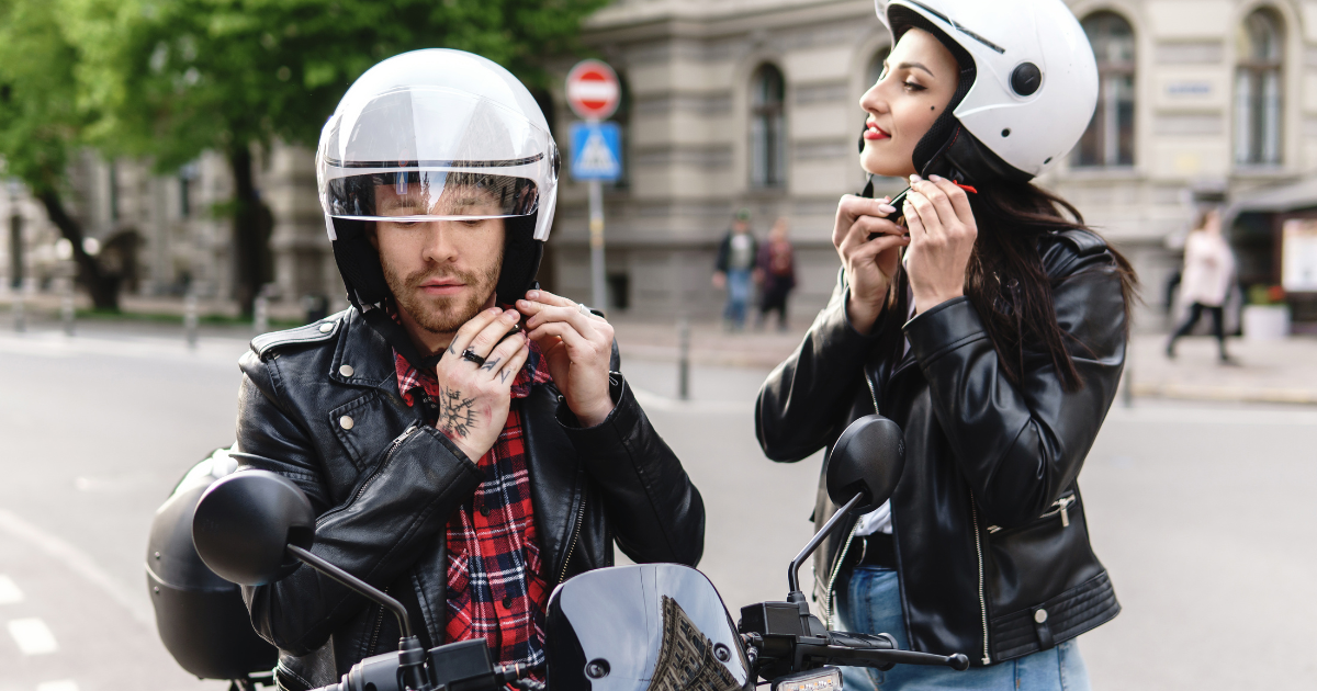 Man spends $1,000 on safety gear so girlfriend can wear it on his motorcycle, he insists she protect herself despite her pleas to go with only a tank top and shorts: “I regret showing her Top Gun”