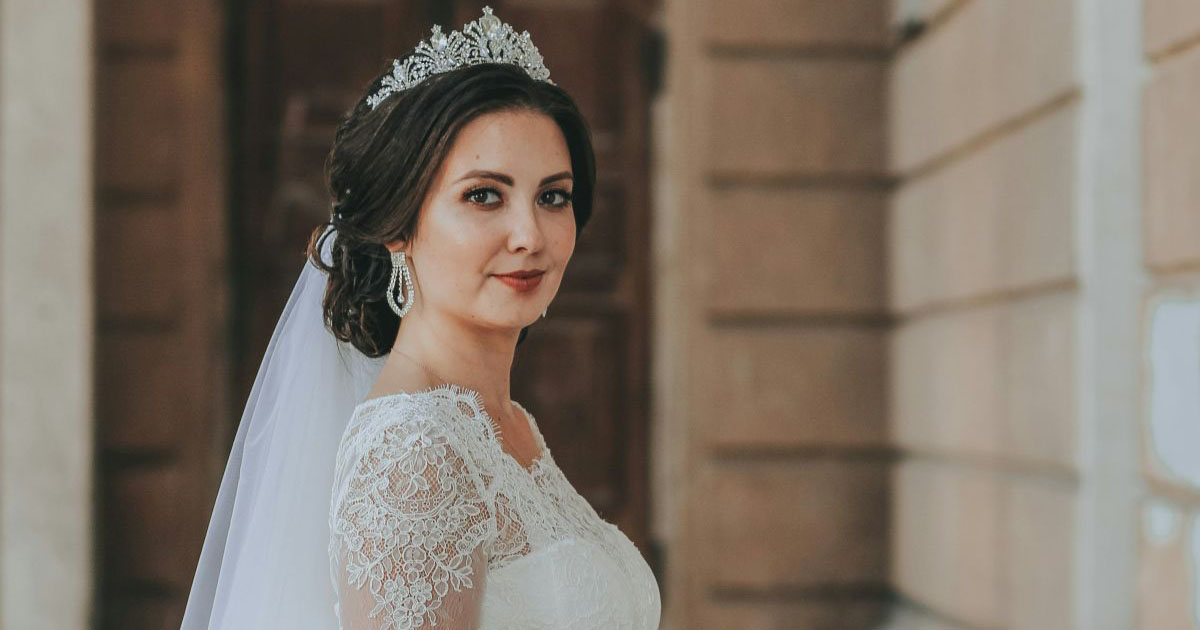 Entitled bride demands wedding guests only wear beige or gray, best friend  refuses to attend because she looks bad in those colors: 'I look like a  ghost in a burlap sack.' -