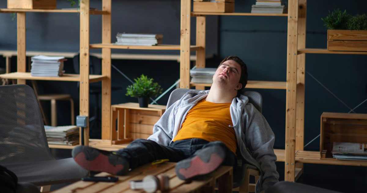 24-year-old girlfriend dumps 22-year-old boyfriend for losing 2 jobs in 6 months and living off her mom's money: 'He was fired because of his attendance.'