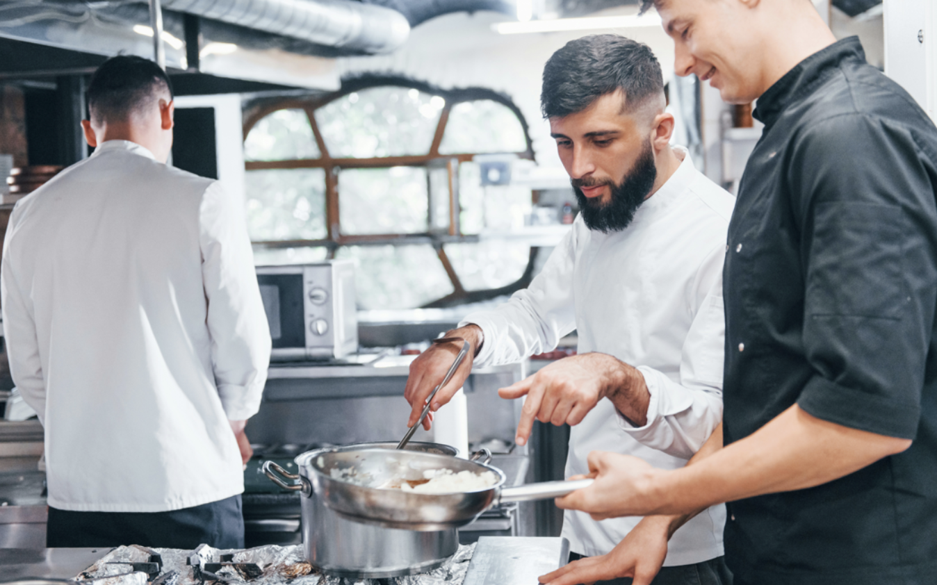 Restaurant manager laughs at employee when he asks for 2 consecutive days off after working 6 day weeks since starting: 'He literally laughed in his face'