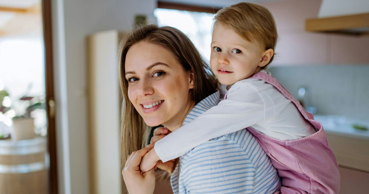 Single mom asks friend to help her pay her bills for a year despite having $25K in savings: 'I paid 20% of her rent, paid for her phone bill and helped with groceries and clothes for her kids.'