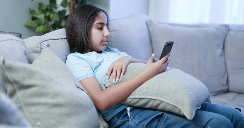 16-year-old agrees to babysit 6-year-old cousin until midnight after work, mom protests when aunt stays out until 2 AM: 'My daughter was exhausted and uncomfortable'