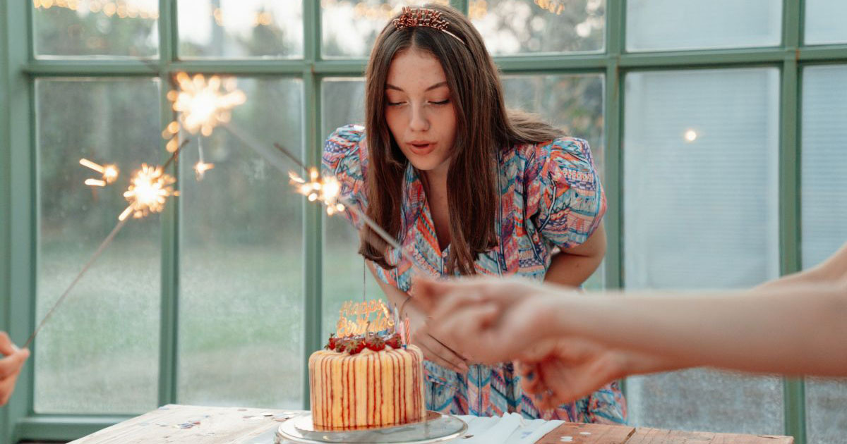 18-year-old refuses to invite her friend to her birthday party because she's unattractive: 'It would be embarrassing to invite someone like that.'
