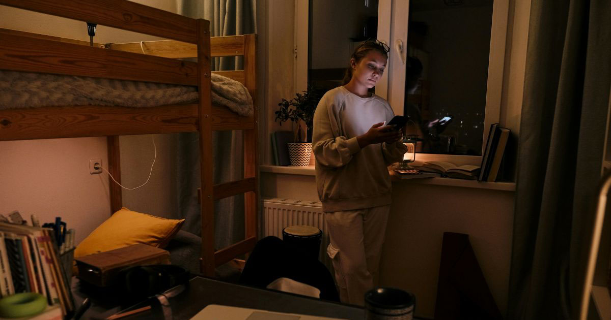 18-year-old roommate talks to her girlfriend on the phone from 10 PM to 3 AM every night, keeping her roommates up all night: 'I am MISERABLE! My ears have bruises from sleeping in AirPods for the last 4 months.'
