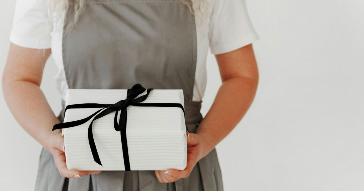18-year-old begs 27-year-old coworker to stop buying her expensive gifts: 'He shows up to work with Ugg's and AirPods, he gave me $400.'