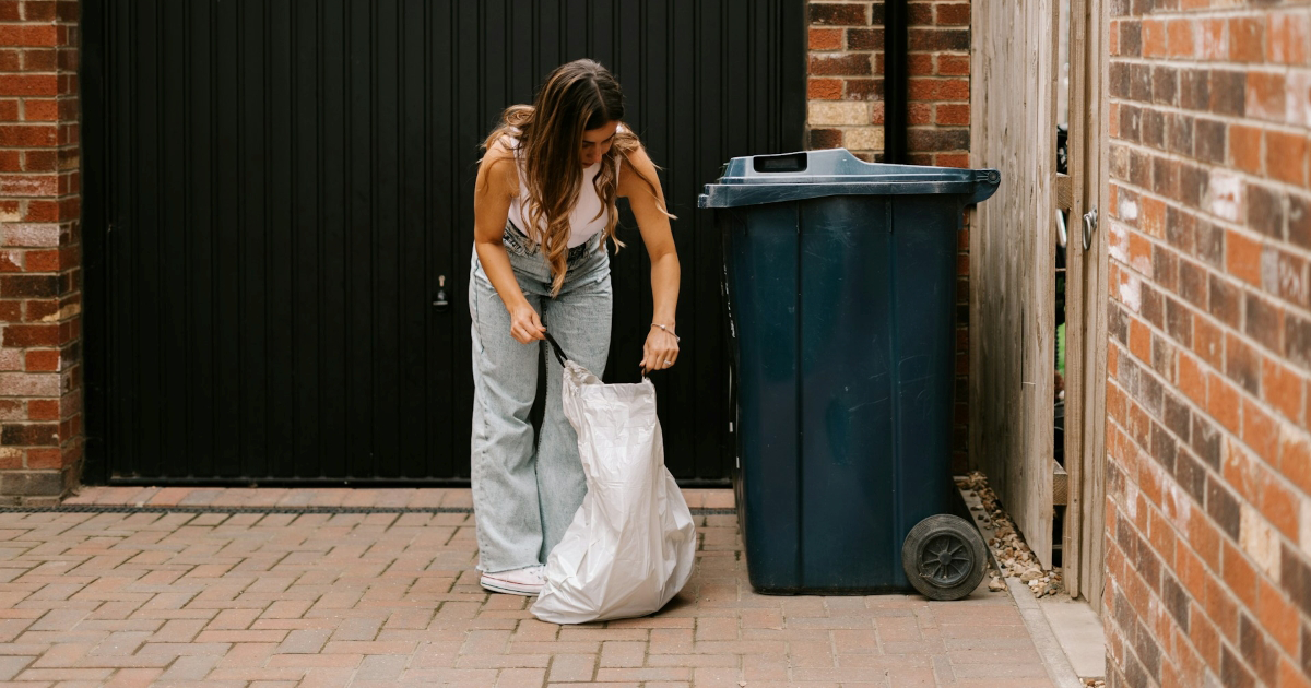 Couple orders weekday takeout, wife flips out when husband throws away frozen lemonade without asking: 'My things are mine'