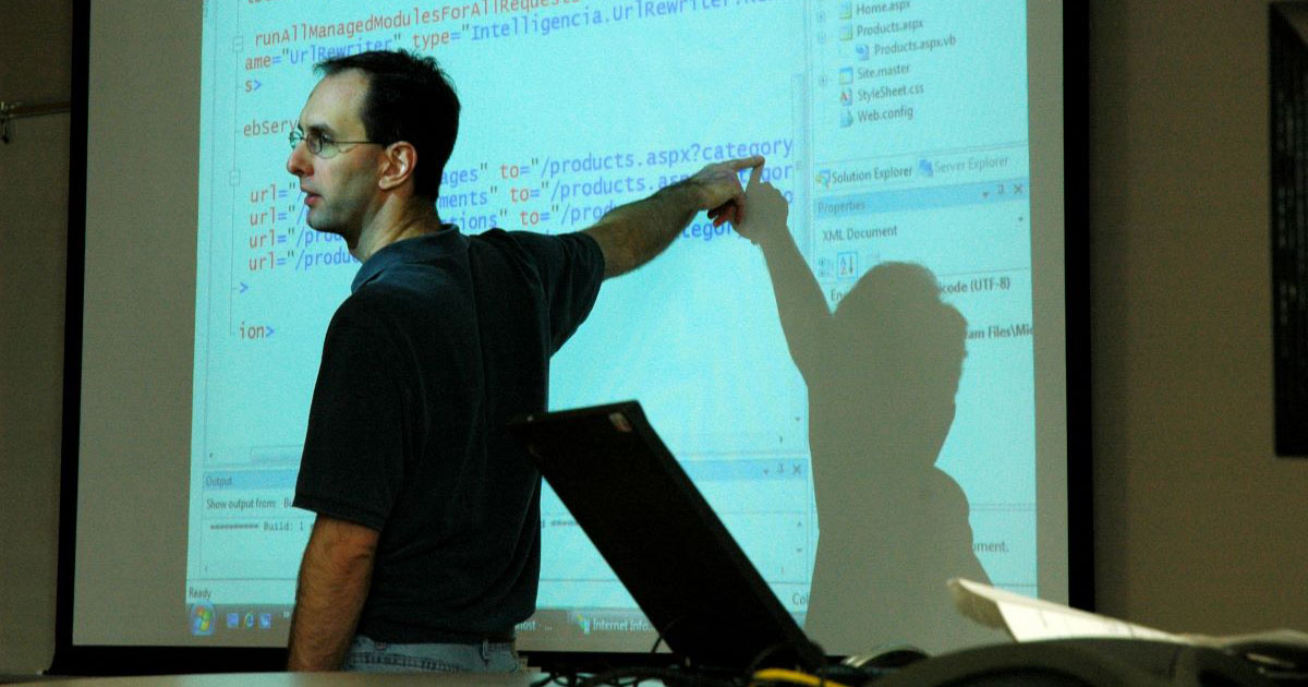 Professor tells college class that critical thinking is not important: 'They grade assignments with AI, they respond to emails with AI, the teacher's assistant is AI.'