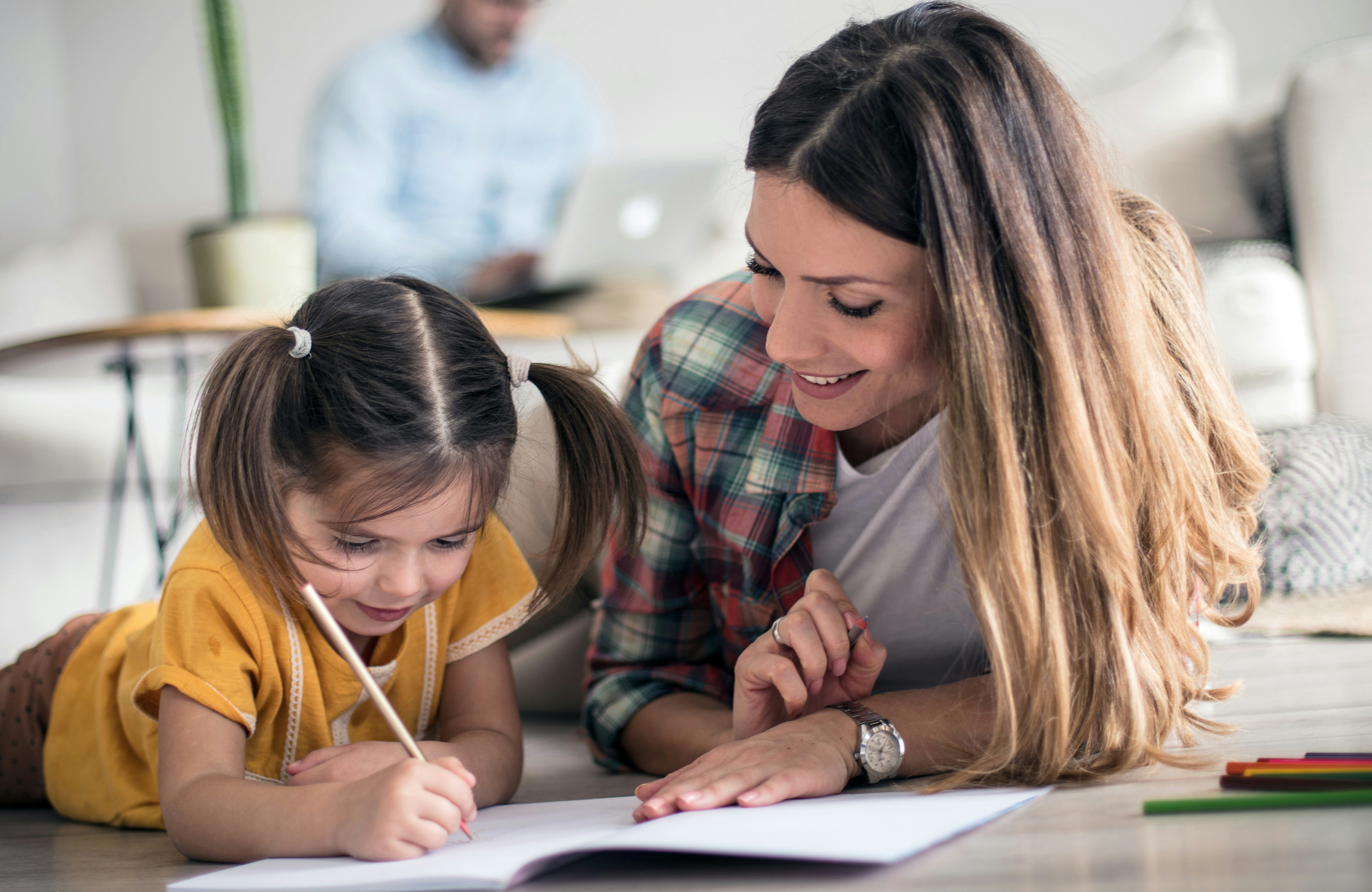 34-year-old aunt asks sister to stop bringing her 4 and 6-year-old kids to apartment unannounced: 'You work from home, you're always there anyway'