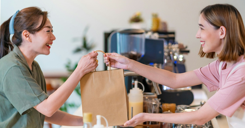 Boss demands lowest-paid employee spend $100 on lunch for customer, she worries she won't get paid back: 'Is it not etiquette to pick up the check?'