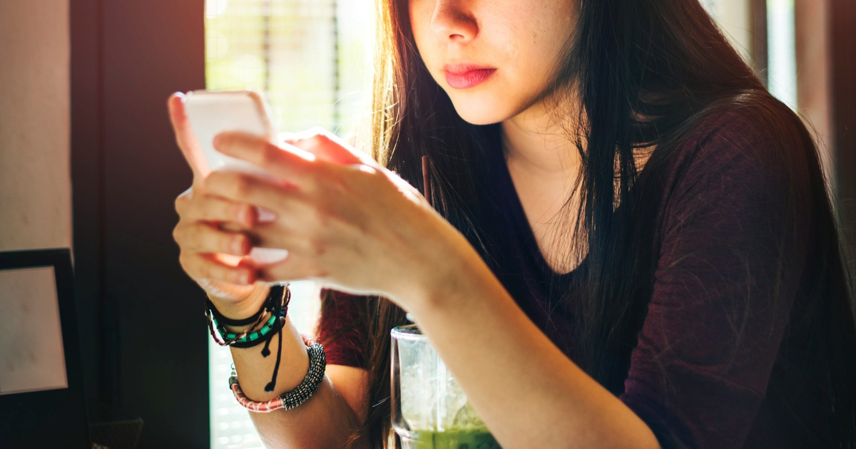 20-year-old babysitter of 3 kids has hourly rate reduced from $30 to $25, dad claims it's because her job is too easy