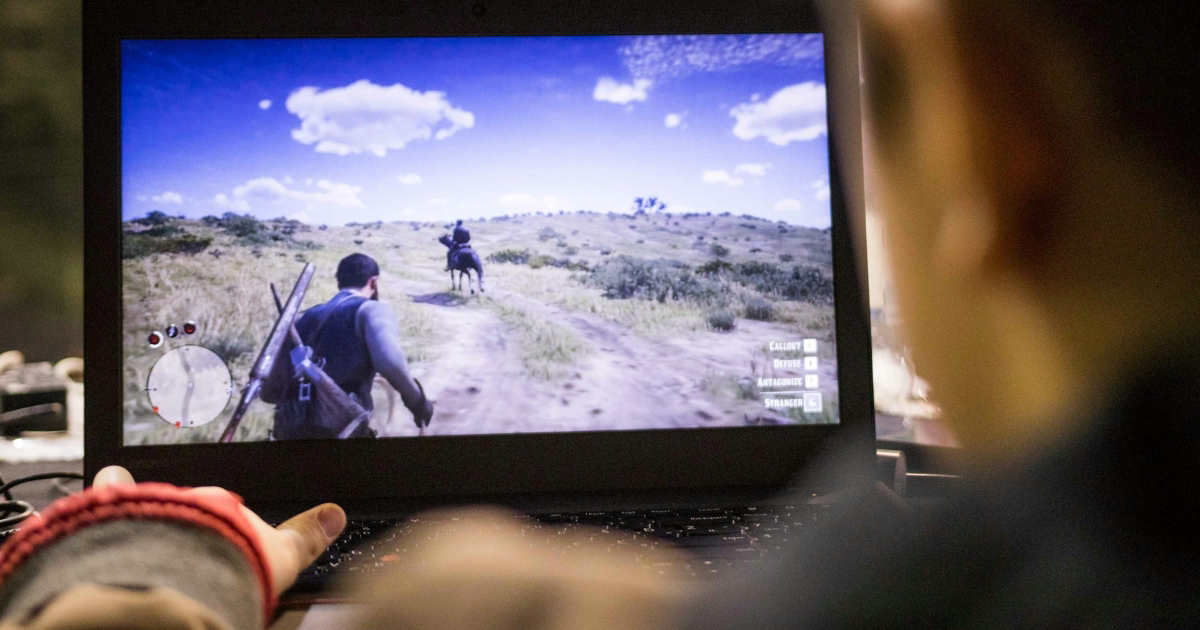 Man takes gaming laptop on family vacation, doesn't understand when wife gets annoyed at him gaming in the evenings: 'I already spent the entire day being social'