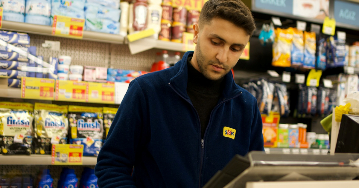 Retail employee takes home customer's wallet, gets angry when coworker tells management: 'He planned to return it personally'