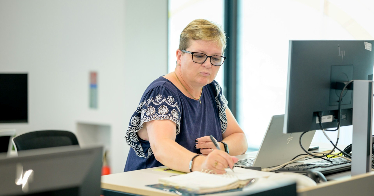 Boss insists employee train wife after she moves to part-time hours, ignores the fact she's not fit for the job: