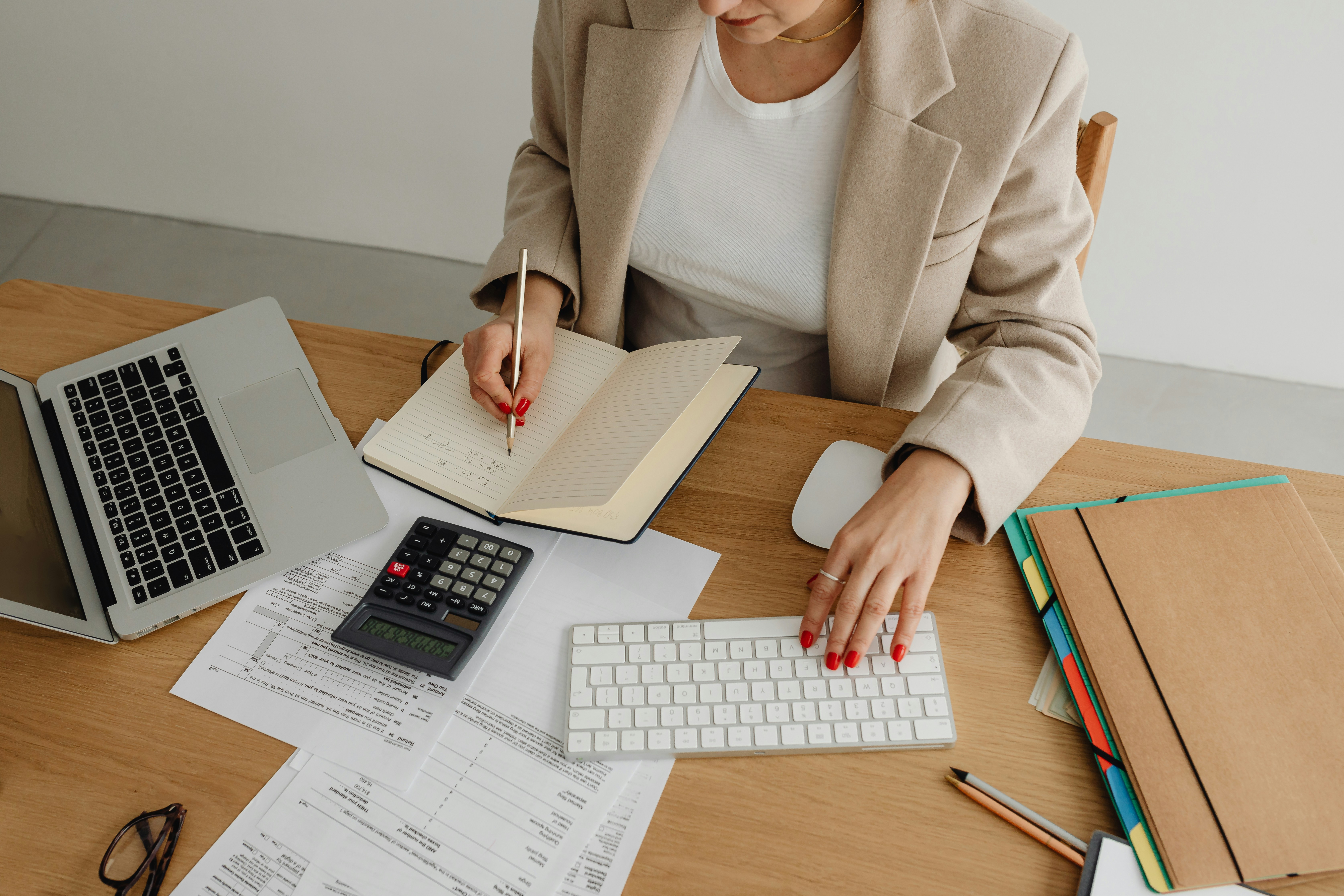 Senior accountant fired unceremoniously despite 6 years of dedicated service and the fact that she had endured a personal crisis 3 weeks earlier, company replaces her with junior staff member: 'They literally fired someone who had no performance issues'