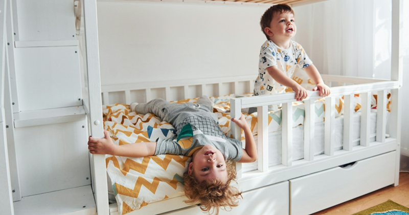 Dad refuses to host sister's 4 kids in 2 bedroom apartment where 5 and 7-year-old already share a room: 'Just let them squish together'