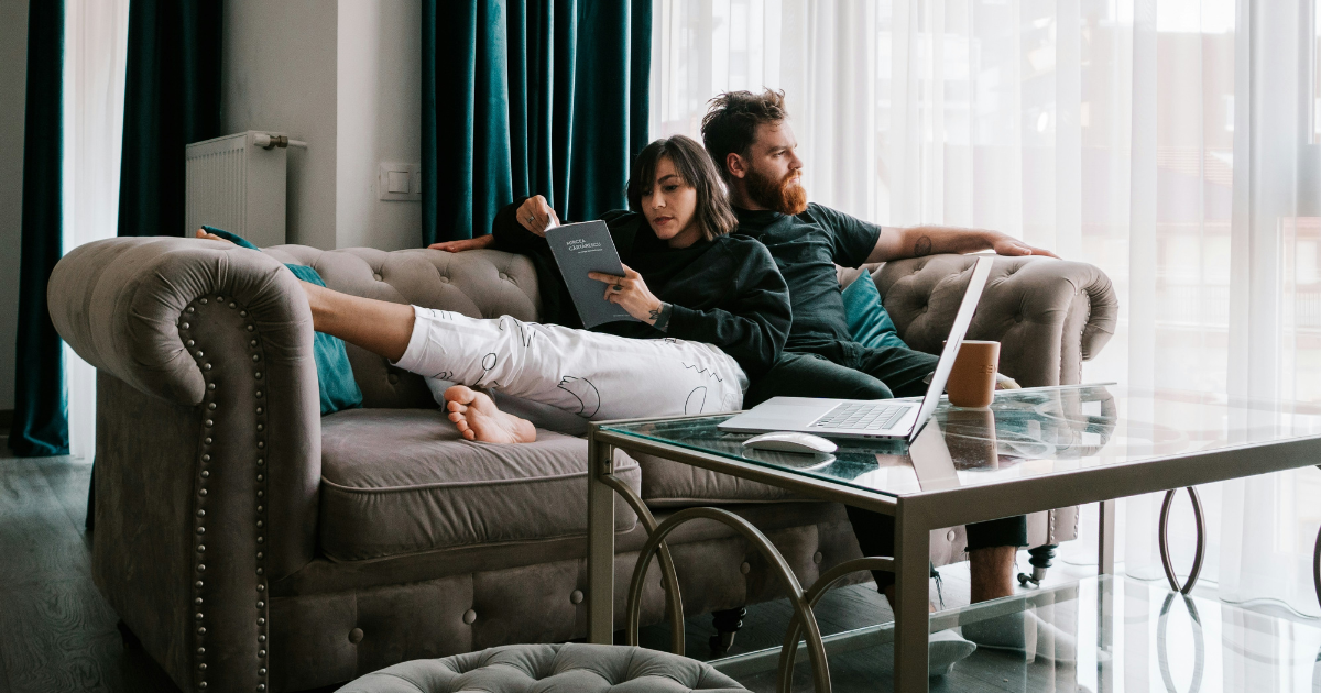 Girlfriend's best friend breaks up with his girlfriend and immediately starts spending every day at the couple's apartment for three weeks, boyfriend gives ultimatum and gets called toxic: 'I pay half the rent to live with her, not another roommate'