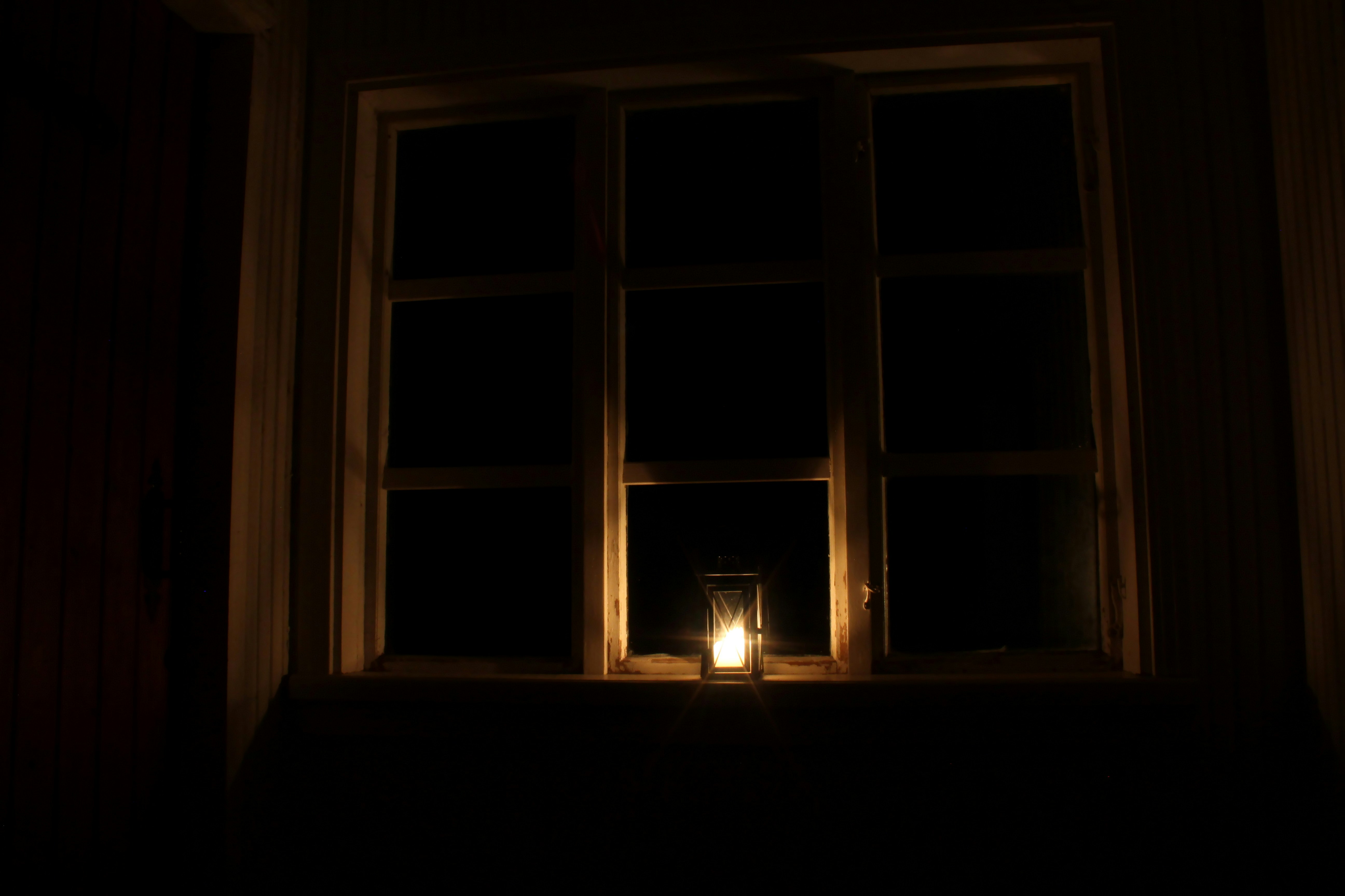 A Karen overreacts to a power outage, causing a huge scene and demanding food and water as she thinks it's an emergency: 'She did end up leaving a nasty review, there she ended up deleting herself after our manager replied to it.'